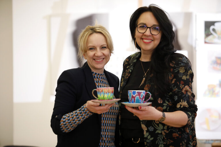 Strefa kobiet w Galerii OKNO. Malowanie na filiżankach – fotorelacja